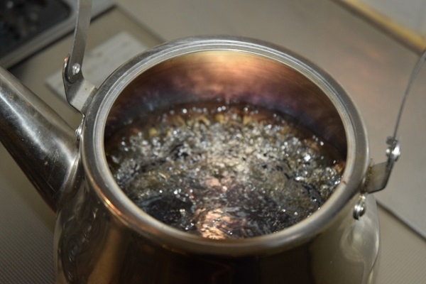 熱湯除草の効果について：ヤカンで水を沸騰させる