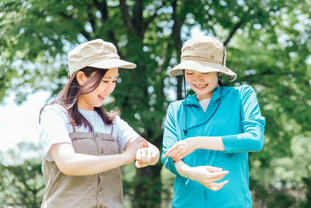蚊の対策：蚊の対策をしている女性