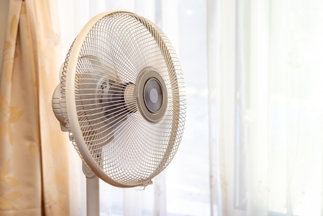 蚊の対策：窓際の扇風機