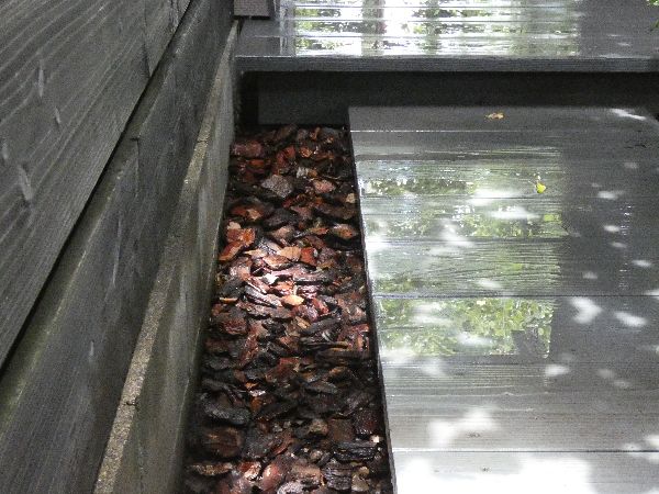 わが家の雑草対策：ウッドチップや腐葉土の利用